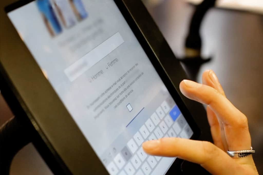 Capture d’emails sur des iPads lors du Salon du Body Fitness à Paris